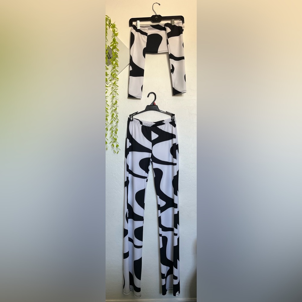 Black and White Funky Swirl Set With Detached Sleeves